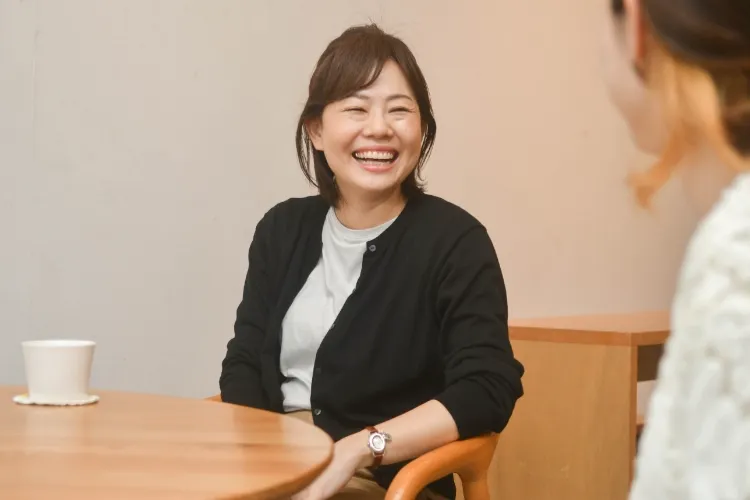 業界について話している写真