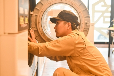 機械の調整を行うスタッフ